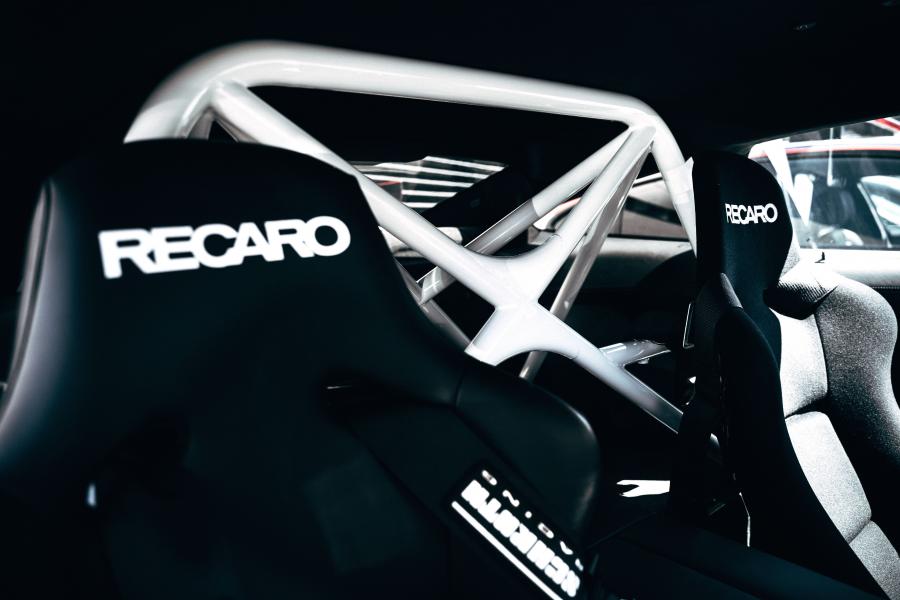 Детали интерьера BMW M8 Competition Coupe MotoGP Safety Car (F92) 2019 года  (фото 29 из 38)